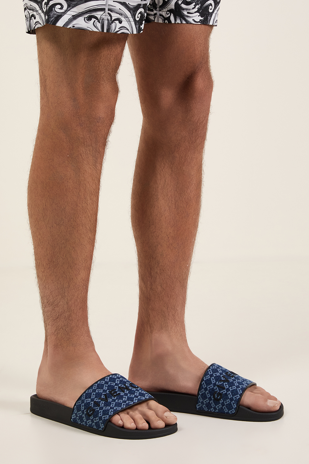 תמונת כל הלוק של כפכפי סליידס